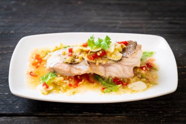 Kireç soyunma - orfoz balığı fileto Chili Lime Soslu buğulama Asya gıda tarzı