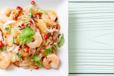 karides ve karidesli baharatlı pamelo salatası. Füzyon yiyecek tarzı.