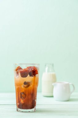 Tay çay buz küpü ile ahşap arka plan üzerinde süt