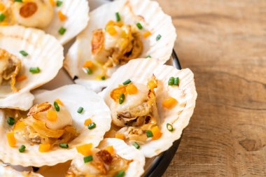 Kızarmış deniz tarağı, tereyağı ve sarımsak.