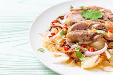 Kızarmış ördek - füzyon gıda tarzı ile pamelo baharatlı salata