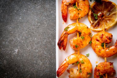 Limon - deniz ürünleri tarzı ile ızgara kaplan karides şiş