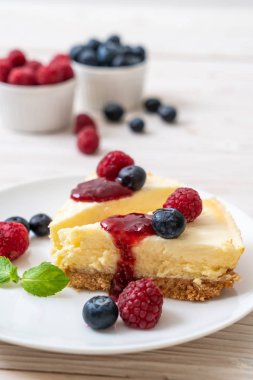 Ev yapımı cheesecake taze ahududu ve yaban mersini ile