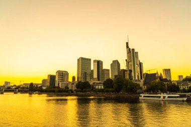 Frankfurt am Main manzarası twilight saat sırasında.