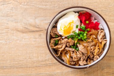 Yumurtalı domuz pirinci kasesi (Donburi) - Japon yemeği tarzı.