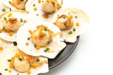 tereyağı ve beyaz arka plan üzerinde izole sarımsak ile ızgara tarak shell