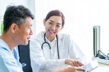 Asya kıdemli olan istişare ile doktor hasta Office - seçici odak noktası