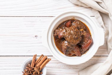 herb - Phuket Tayland geleneksel gıda tarzı ile domuz eti güveç