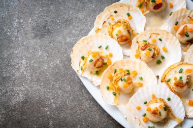 Kızarmış deniz tarağı, tereyağı ve sarımsak.