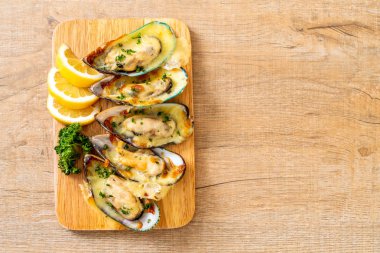 Peynirli taze midye.