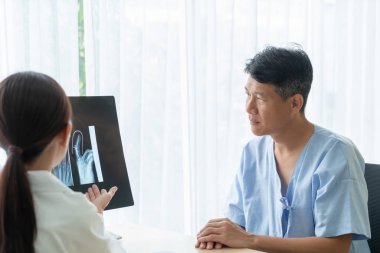 Asya kıdemli olan istişare ile doktor hasta Office - seçici odak noktası