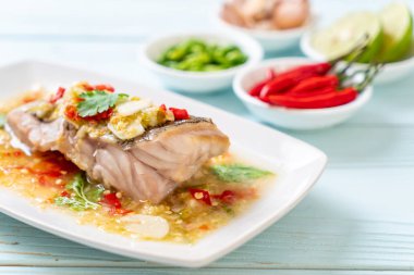 Kireç soyunma - orfoz balığı fileto Chili Lime Soslu buğulama Asya gıda tarzı