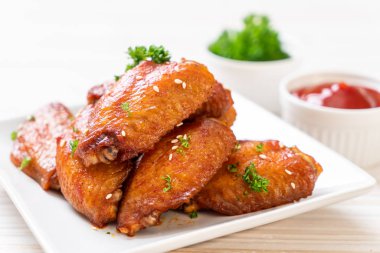 Beyaz susamlı ızgara tavuk kanadı.