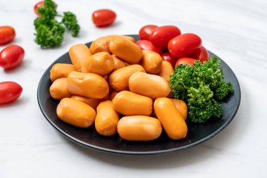 domuz eti kokteyl sosisi plaka üzerinde