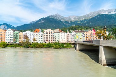 Innsbruck, Avusturya - 29 Ağustos 2018: Inn river'ın riverside Inn köprüsünden görülür.