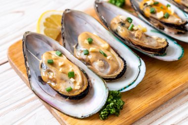 deniz ürünleri midye limon ve sarımsak ile