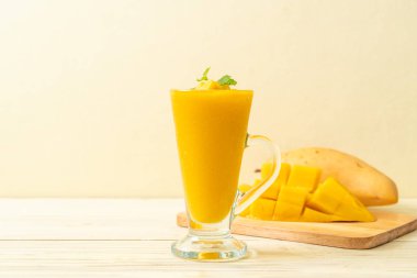 taze mango smoothies - sağlıklı yiyecek ve içecek konsepti