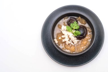 Yengeç beyaz arka plan üzerinde izole kase kırmızı et suyu çorbası kızarmış balık Maw