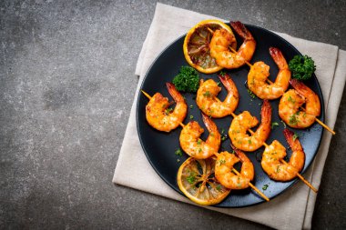 Limon - deniz ürünleri tarzı ile ızgara kaplan karides şiş