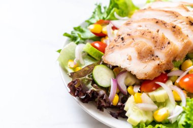 Tavuk göğsü - sağlıklı gıda tarzı ile sağlıklı salata kasesi