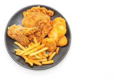 Beyaz arka plan üzerinde izole kızarmış tavuk patates kızartması ve nuggets yemek (abur cubur ve sağlıksız yiyecek)