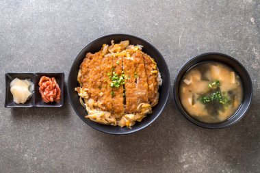 Kızarmış domuz pirzolası kasesi (Katsudon) - Japon yemek tarzı