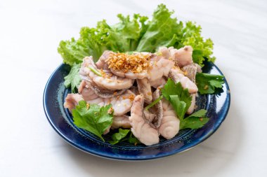 Soslu ve sebzeli haşlanmış balık sosu.