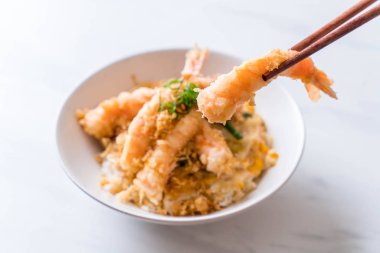 kızarmış karides tempura üzerinde beyaz surat - Japon yemekleri stil tepesinde