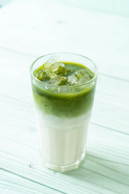 Buzlu kibrit yeşil sütlü latte.