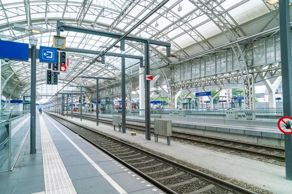 잘츠부르크 오스트리아 2018 기차는 플랫폼에서 되었습니다 승객은 플랫폼에가 — 스톡 사진