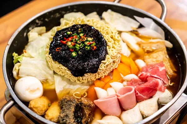 Olla Caliente Coreana Budae Jjigae Comida Fusión Coreana Incorpora Estilo — Foto de Stock