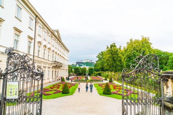 Salzburg Austria Sierpień 2018 Turyści Chodzą Pałacu Ogrodów Mirabell — Zdjęcie stockowe
