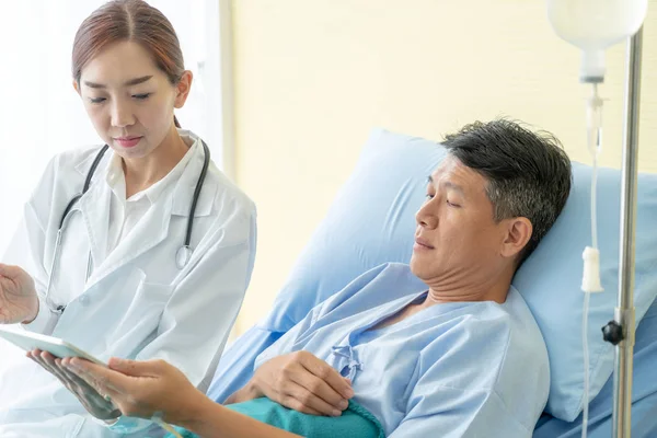 Азіатський Жінці Лікарю Сидячи Лікарняному Ліжку Обговорювати Старший Пацієнта Селективних — стокове фото