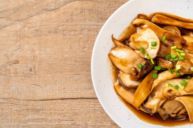 İstiridye soslu kızarmış kral istiridye mantarı. Sağlıklı, vejetaryen ya da vejetaryen yemek tarzı.