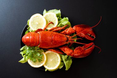 taze Haşlanmış istakoz sebze ve limon ile