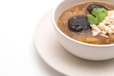 Yengeç beyaz arka plan üzerinde izole kase kırmızı et suyu çorbası kızarmış balık Maw