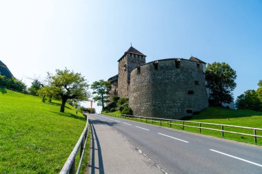 Güzel mimari Kalesi'nde Vaduz, Liechtenstein Prens mavi gökyüzü ile resmi konutu