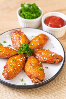 Beyaz susamlı ızgara tavuk kanadı.