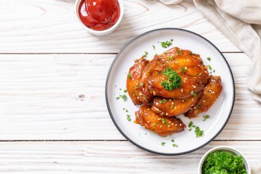 Beyaz susamlı ızgara tavuk kanadı.