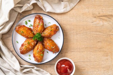 Beyaz susamlı ızgara tavuk kanadı.