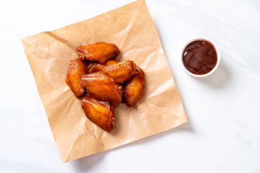 Barbekü tavuk kanadı sosu ile