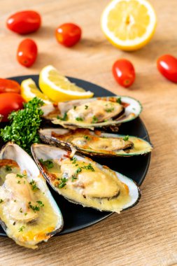 Peynirli taze midye.