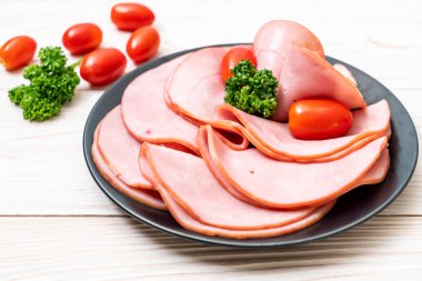 tabağa dilimlenmiş jambon füme