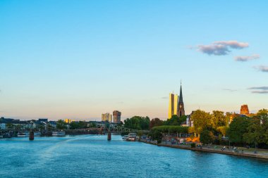 Frankfurt am Main manzarası twilight saat sırasında.