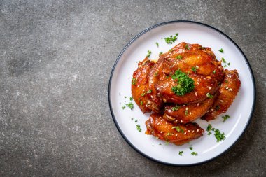 Beyaz susamlı ızgara tavuk kanadı.