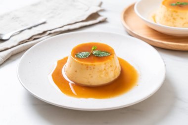 Naneli ev yapımı karamel kremalı puding.