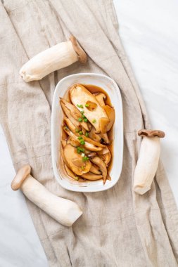 İstiridye soslu kızarmış kral istiridye mantarı. Sağlıklı, vejetaryen ya da vejetaryen yemek tarzı.