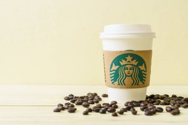 Bangkok, Tayland - 5 Haziran 2018: Beyaz kahve fincanı Starbucks logosu üzerinde tahta arka plan ile. Starbucks dünyanın en büyük kahve evi 61 ülke içinde 20.000'den fazla mağaza ile mi.