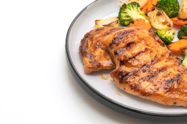 çukurunu tavuk göğsü biftek beyaz arka plan üzerinde izole sebze ile