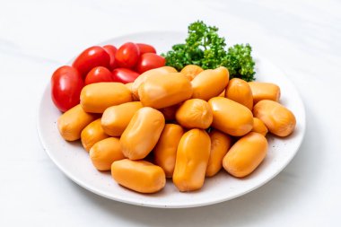 domuz eti kokteyl sosisi plaka üzerinde